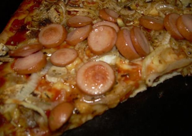 Fotografia przedstawiająca pizza z parówką i pieczarkami