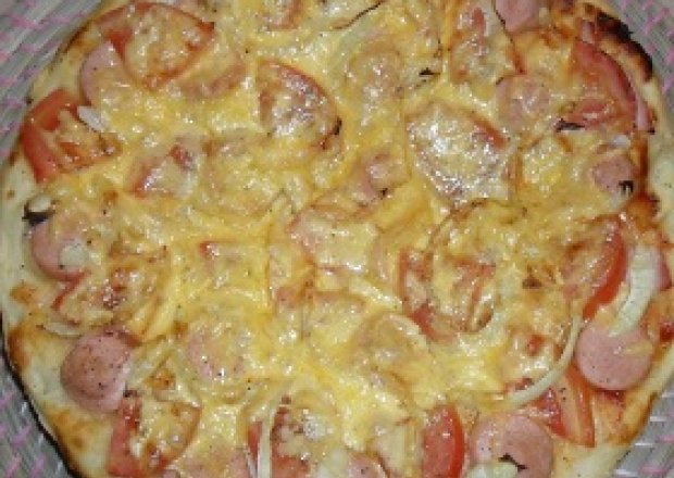 Fotografia przedstawiająca Pizza z parówką na cieście czosnkowym