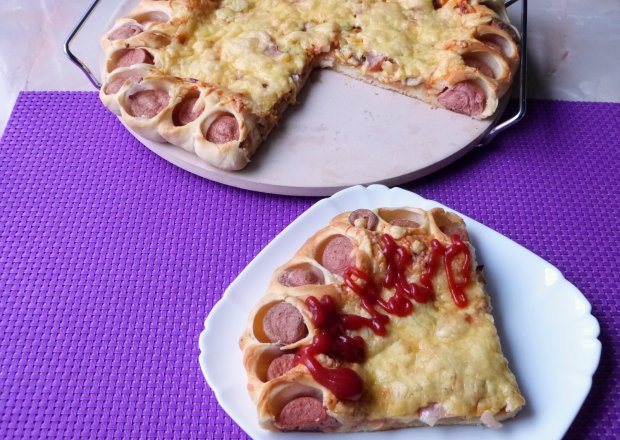 Fotografia przedstawiająca Pizza z parówkami i boczkiem