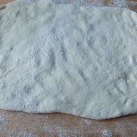 Krok 3 - Pizza z parówkami i boczkiem foto
