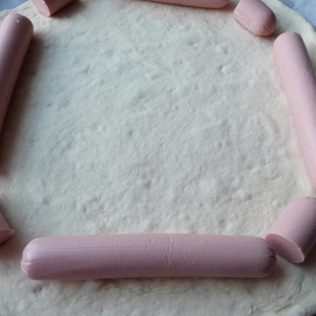 Krok 4 - Pizza z parówkami i boczkiem foto