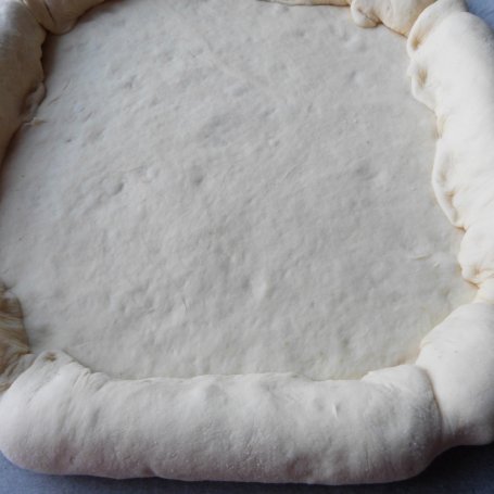 Krok 5 - Pizza z parówkami i boczkiem foto