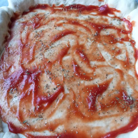 Krok 6 - Pizza z parówkami i boczkiem foto