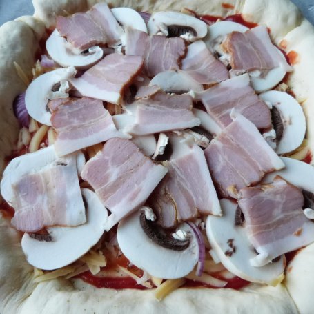 Krok 7 - Pizza z parówkami i boczkiem foto