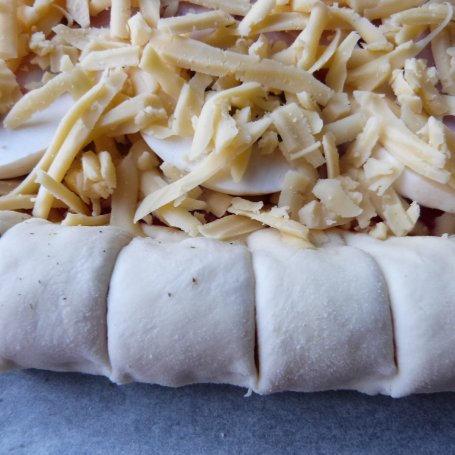 Krok 8 - Pizza z parówkami i boczkiem foto