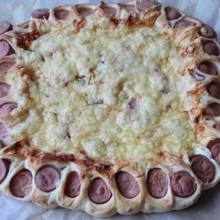 Krok 9 - Pizza z parówkami i boczkiem foto