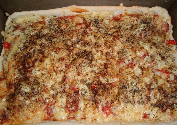 Fotografia przedstawiająca Pizza z parówkami i papryką