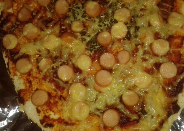 Fotografia przedstawiająca Pizza z parówkami i serem