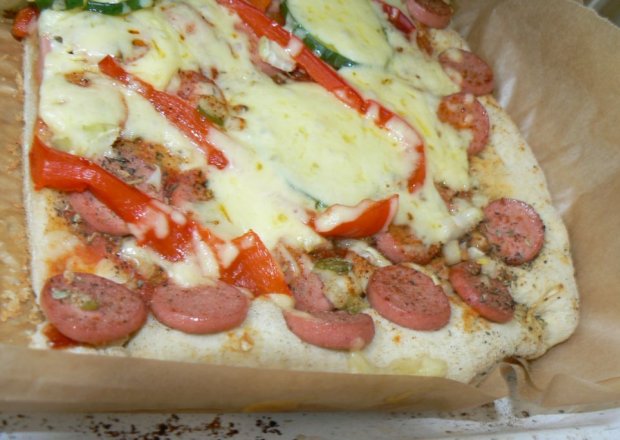 Fotografia przedstawiająca Pizza z parówkami