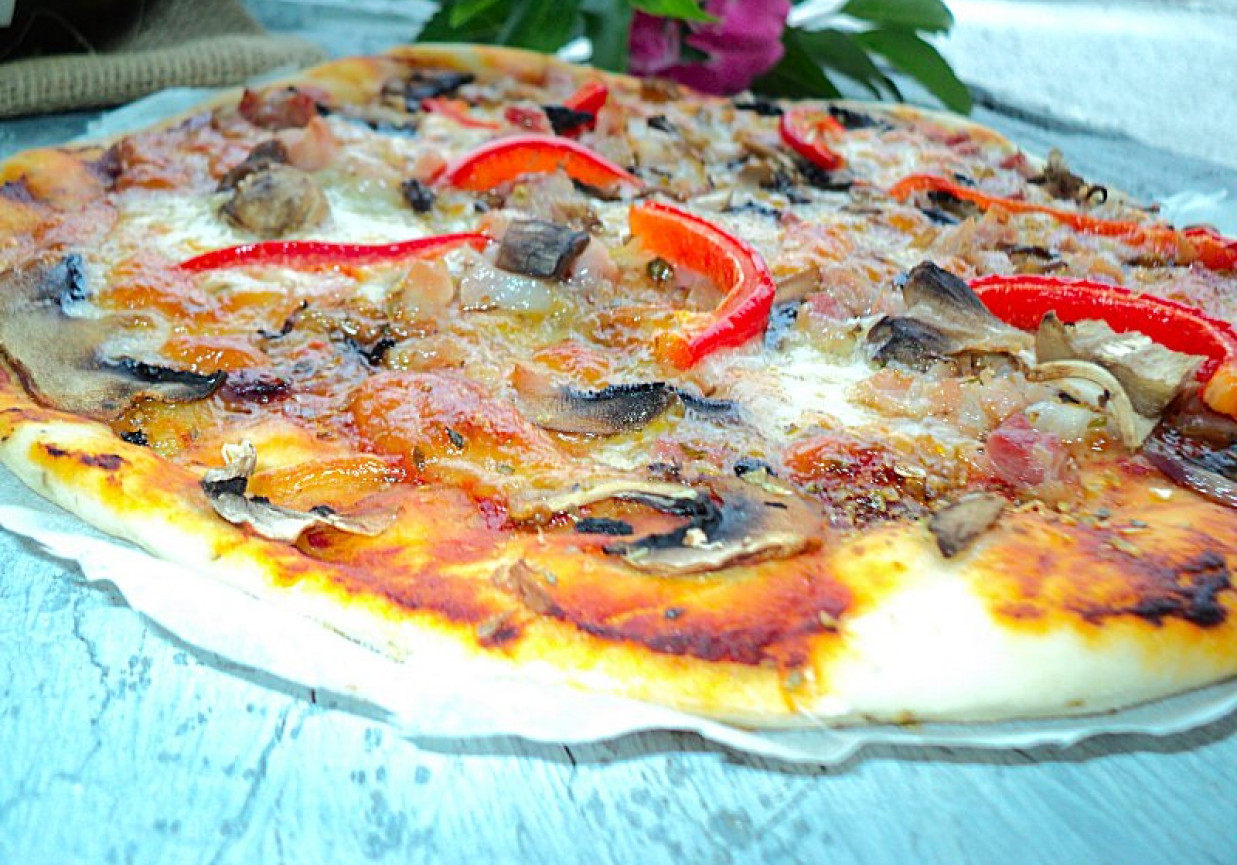 Pizza z pastą paprykową pikantnym serem długo dojrzewającym i boczkiem  foto