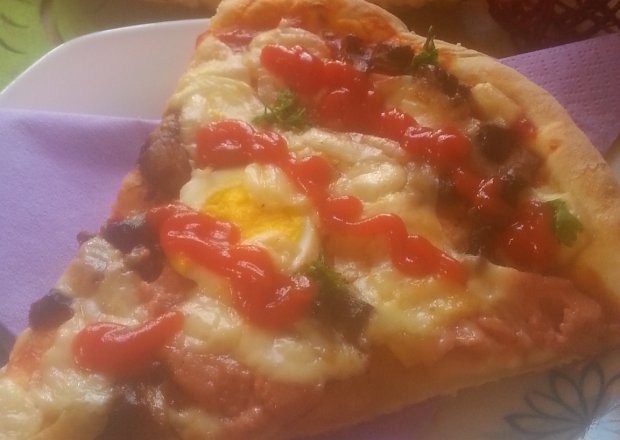 Fotografia przedstawiająca Pizza z pasztetową i jajkiem