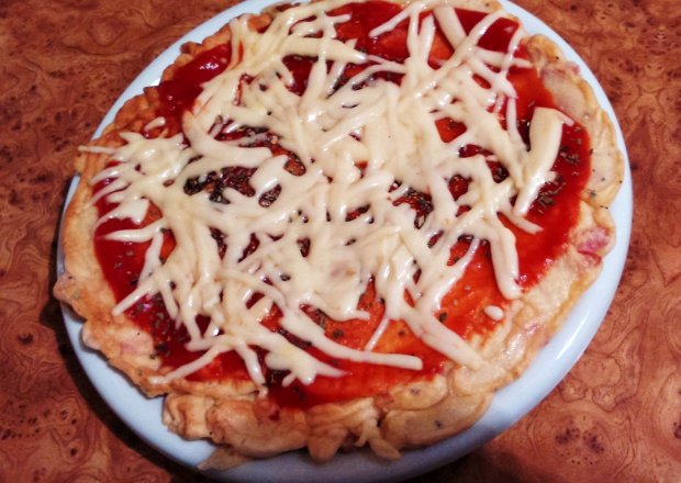 Fotografia przedstawiająca Pizza z patelni z szynką, serem, oregano i bazylią :)