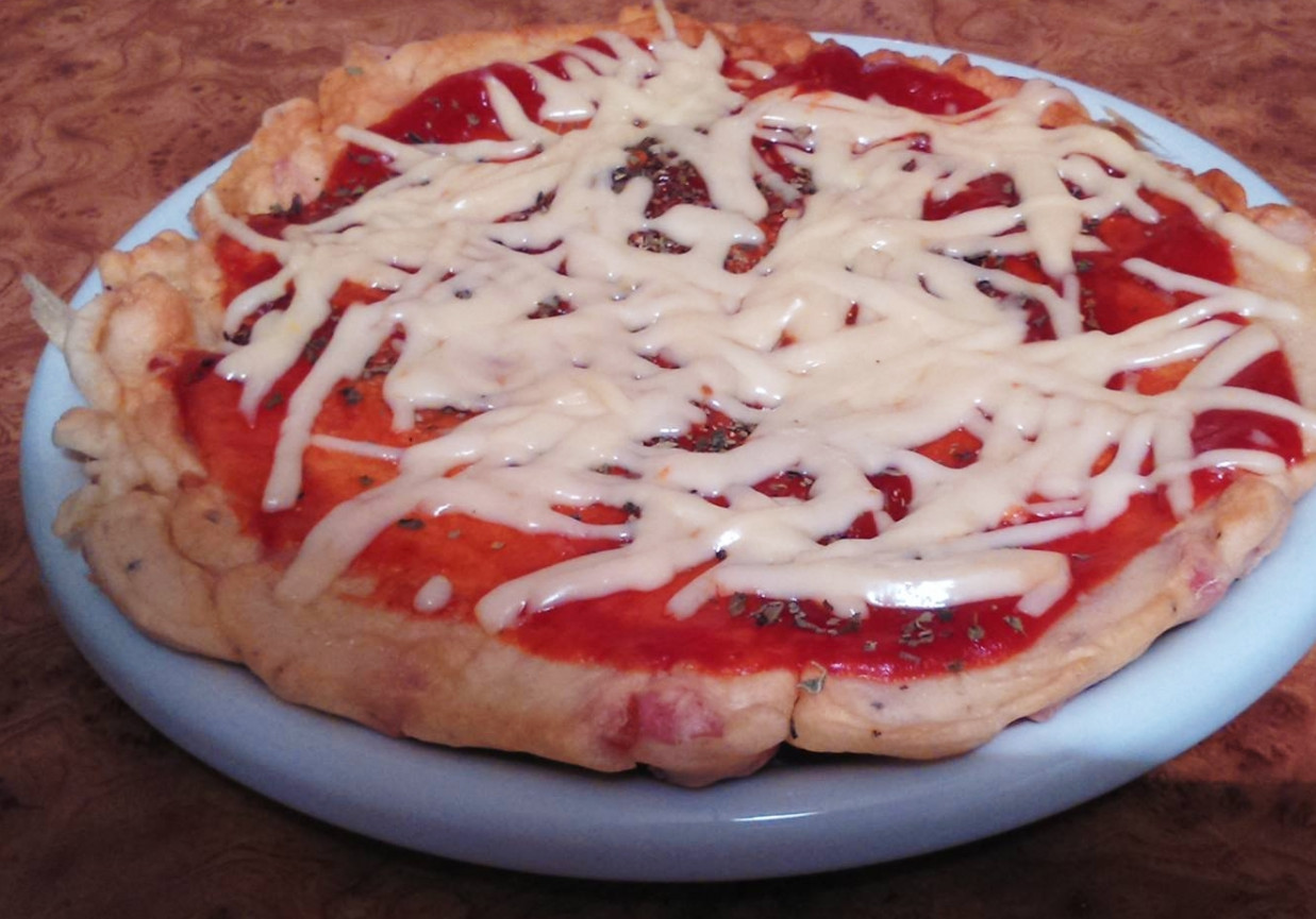 Pizza z patelni z szynką, serem, oregano i bazylią :) foto