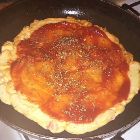 Krok 8 - Pizza z patelni z szynką, serem, oregano i bazylią :) foto