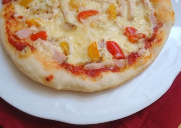 Fotografia przedstawiająca Pizza z patelni