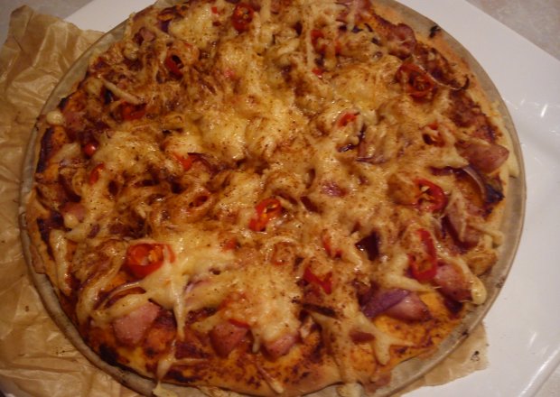 Fotografia przedstawiająca Pizza z peperoni na ostro