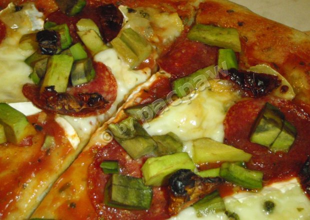 Fotografia przedstawiająca Pizza z pepperoni i awokado