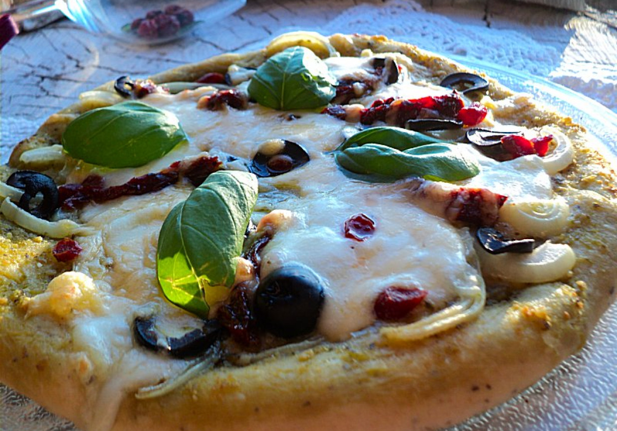 Pizza z pesto, kabanosem, cebulą, serami DoradcaSmaku.pl