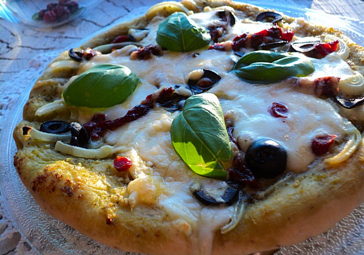 Pizza z pesto, kabanosem, cebulą, serami DoradcaSmaku.pl