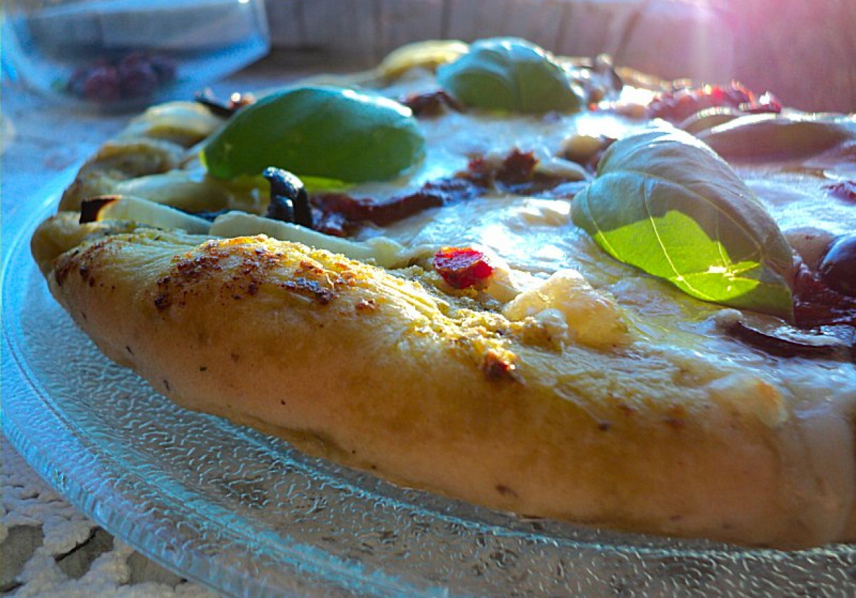 Pizza z pesto, kabanosem, cebulą, serami DoradcaSmaku.pl