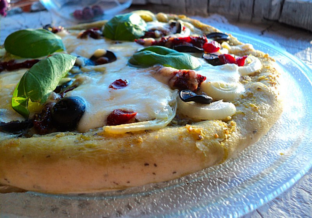 Pizza z pesto, kabanosem, cebulą, serami DoradcaSmaku.pl