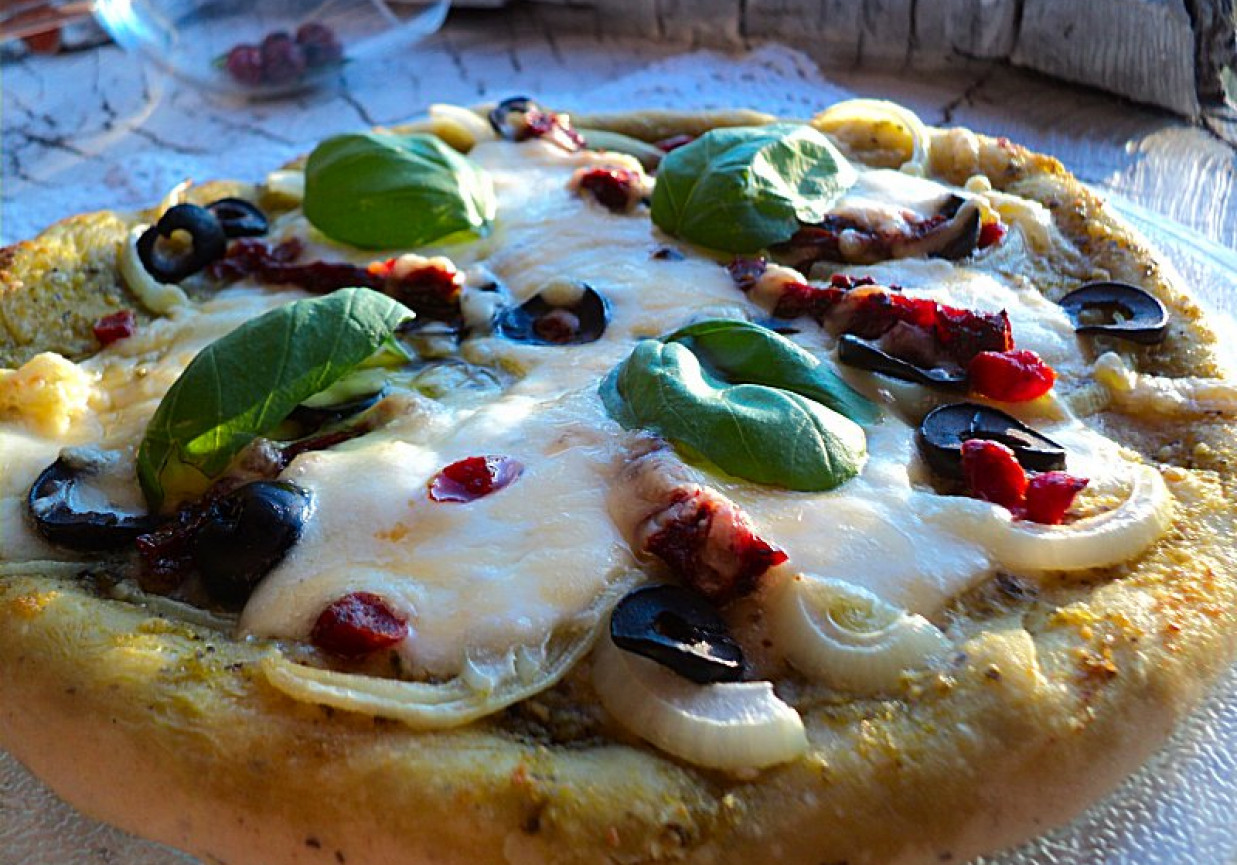 Pizza z pesto, kabanosem, cebulą, serami DoradcaSmaku.pl