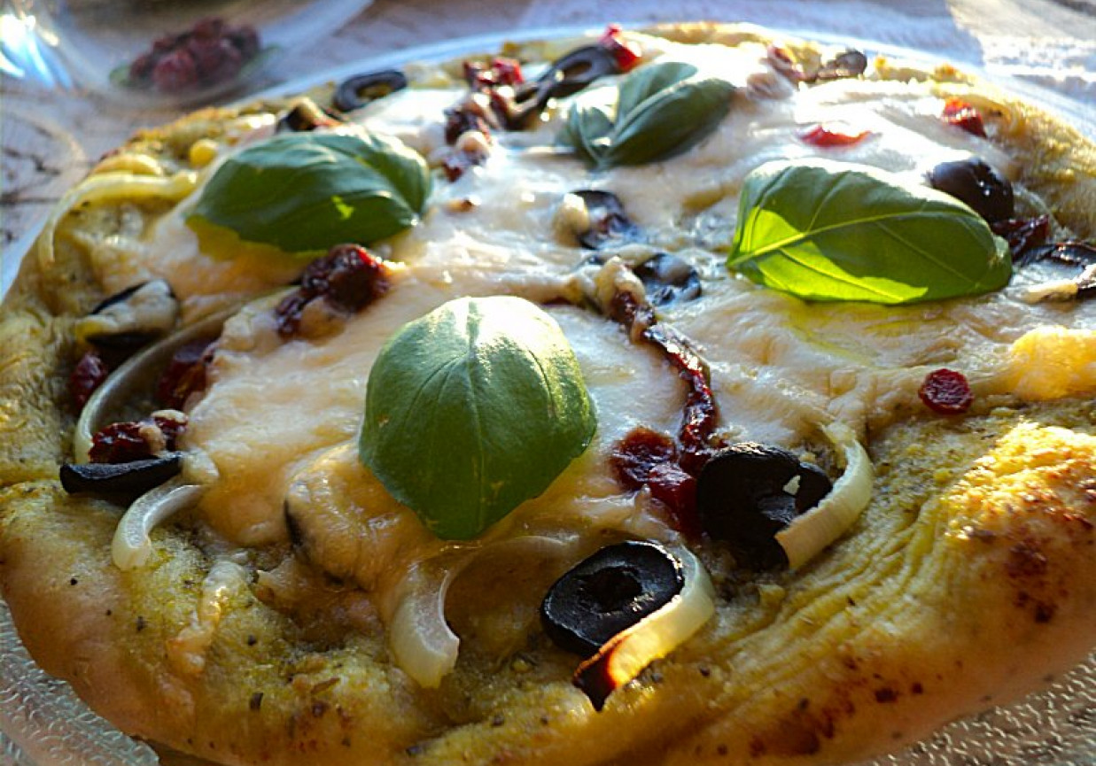 Pizza z pesto, kabanosem, cebulą, serami DoradcaSmaku.pl