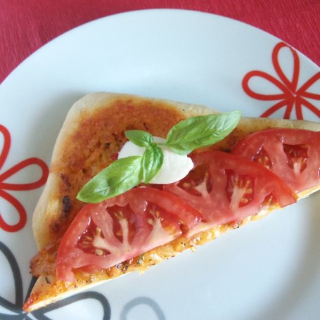 Krok 4 - Pizza z pesto, mozzarellą i pomidorem foto