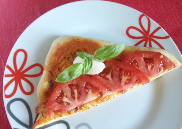 Fotografia przedstawiająca Pizza z pesto, mozzarellą i pomidorem