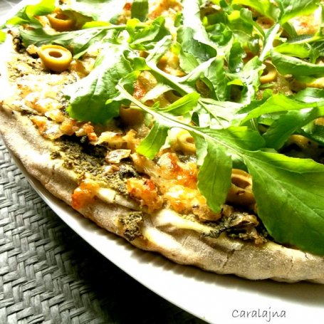 Krok 5 - pizza z pesto z rukoli i oliwkami foto