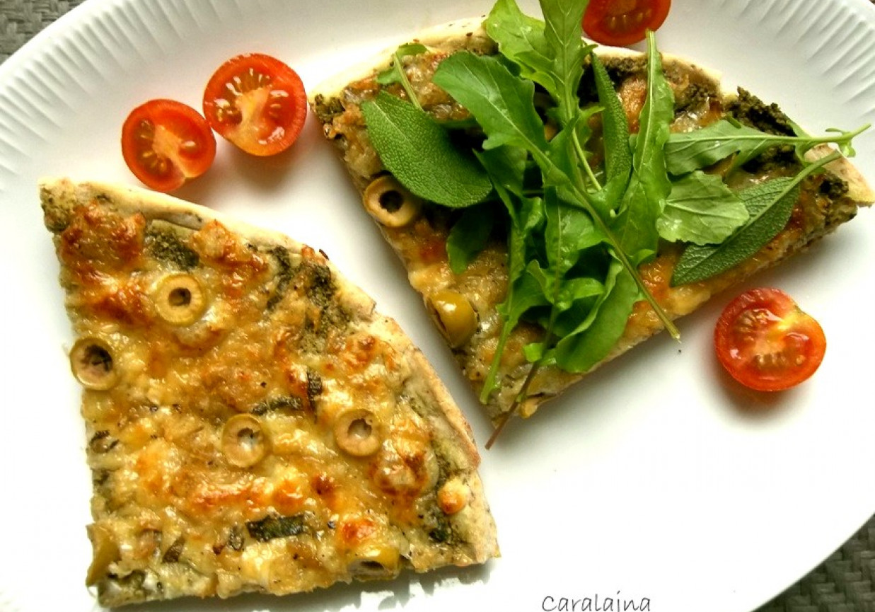 pizza z pesto z rukoli i oliwkami foto