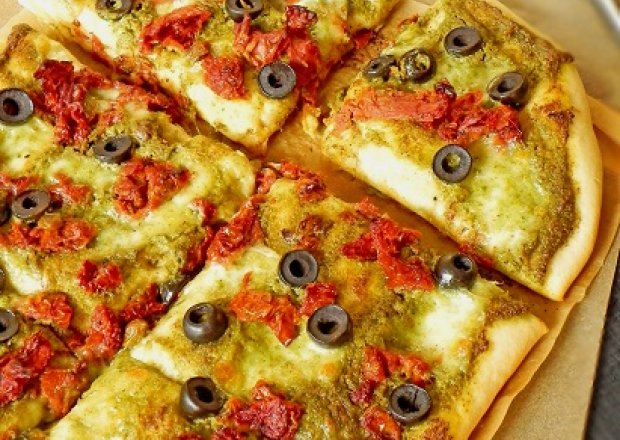 Fotografia przedstawiająca Pizza z pesto z rukoli