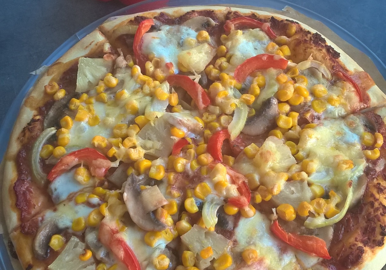 Pizza z pieczarkami, ananasem, kukurydzą i papryką foto