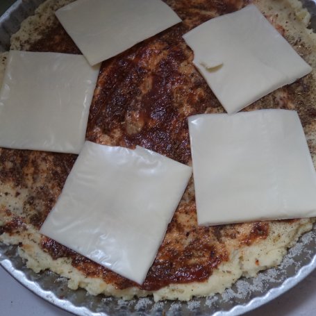 Krok 4 - Pizza z pieczarkami i cebulką zieloną - na ziemniaczanym spodzie :) foto