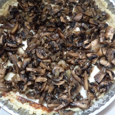 Krok 6 - Pizza z pieczarkami i cebulką zieloną - na ziemniaczanym spodzie :) foto