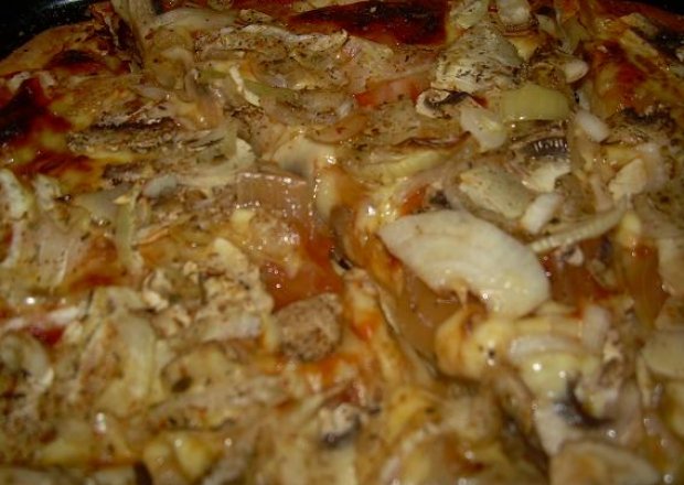 Fotografia przedstawiająca pizza z pieczarkami i cebulką