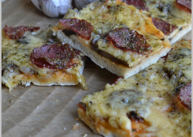 Fotografia przedstawiająca Pizza z pieczarkami i kiełbasą jałowcową