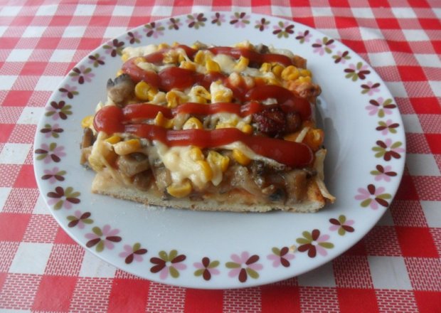 Fotografia przedstawiająca Pizza z pieczarkami i kukurydzą