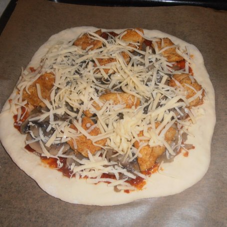 Krok 5 - Pizza z pieczarkami i kurczakiem foto