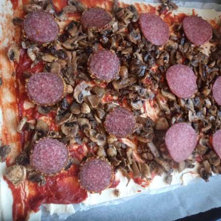 Krok 4 - Pizza z pieczarkami i Mozzarellą :) foto