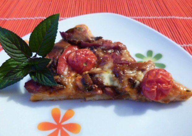 Fotografia przedstawiająca Pizza z pieczarkami i mozzarellą