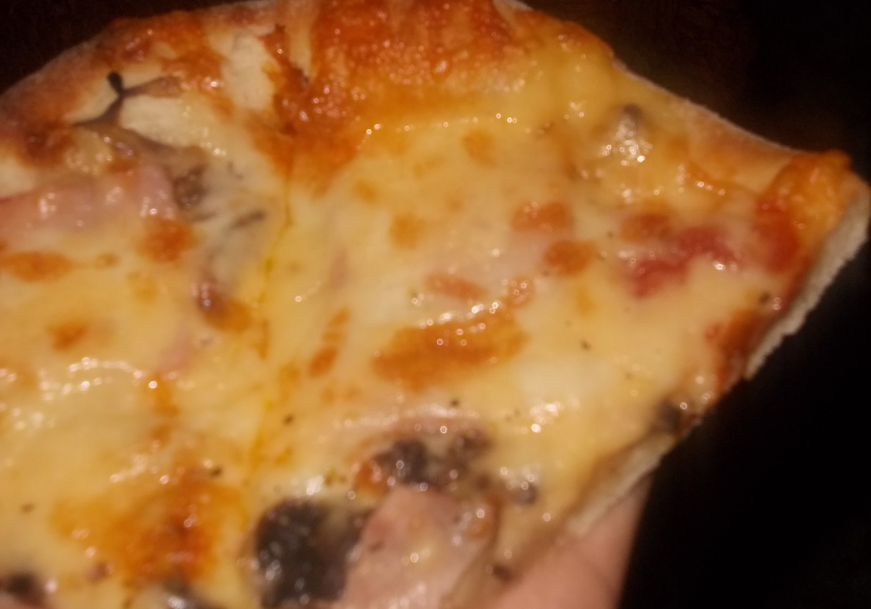 Pizza z pieczarkami i mozzarellą foto