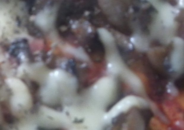 Fotografia przedstawiająca pizza z pieczarkami i papryką