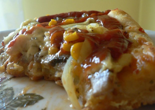 Fotografia przedstawiająca Pizza z pieczarkami i papryką