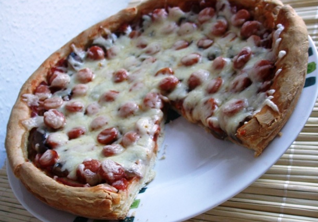Pizza z pieczarkami i parówkami cielecymi foto