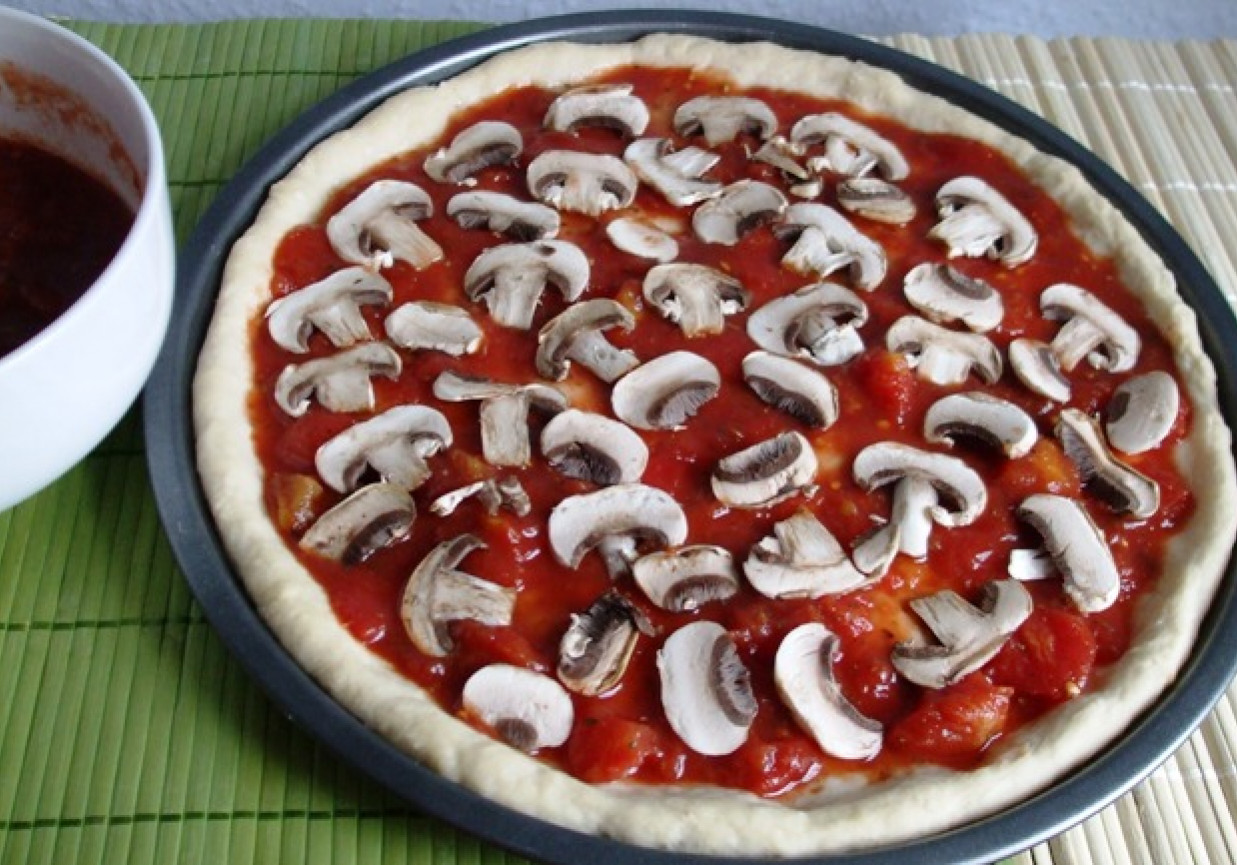 Pizza z pieczarkami i parówkami cielecymi foto