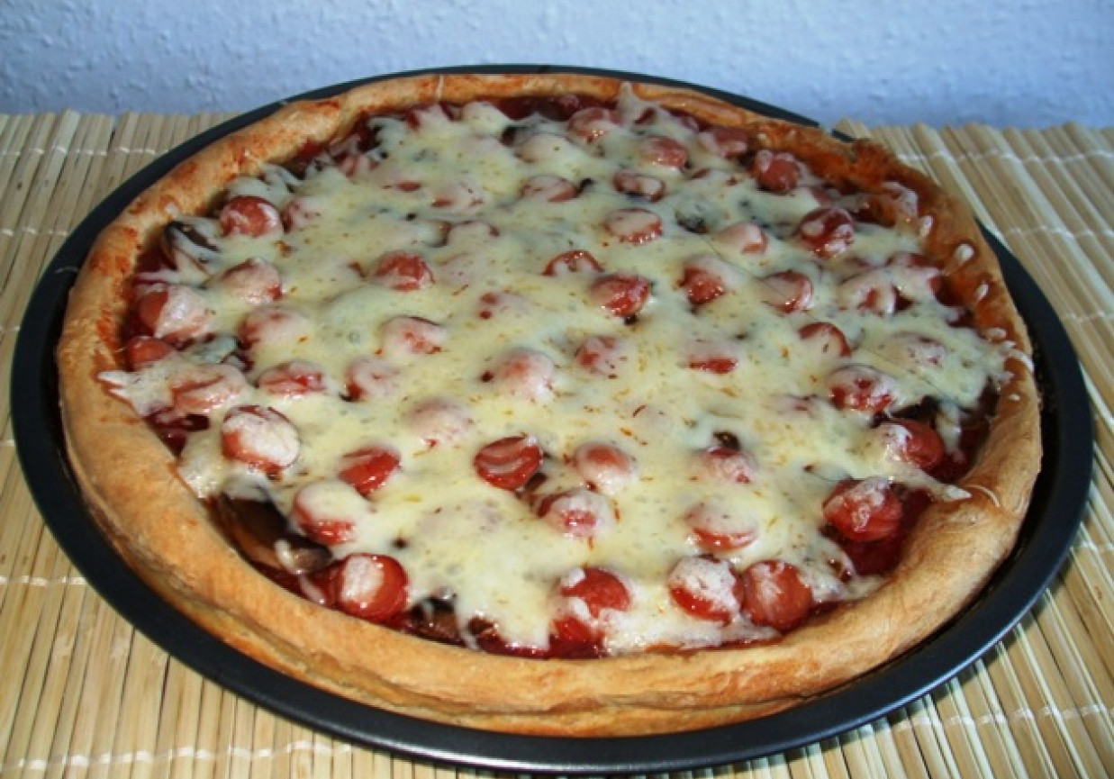 Pizza z pieczarkami i parówkami cielecymi foto