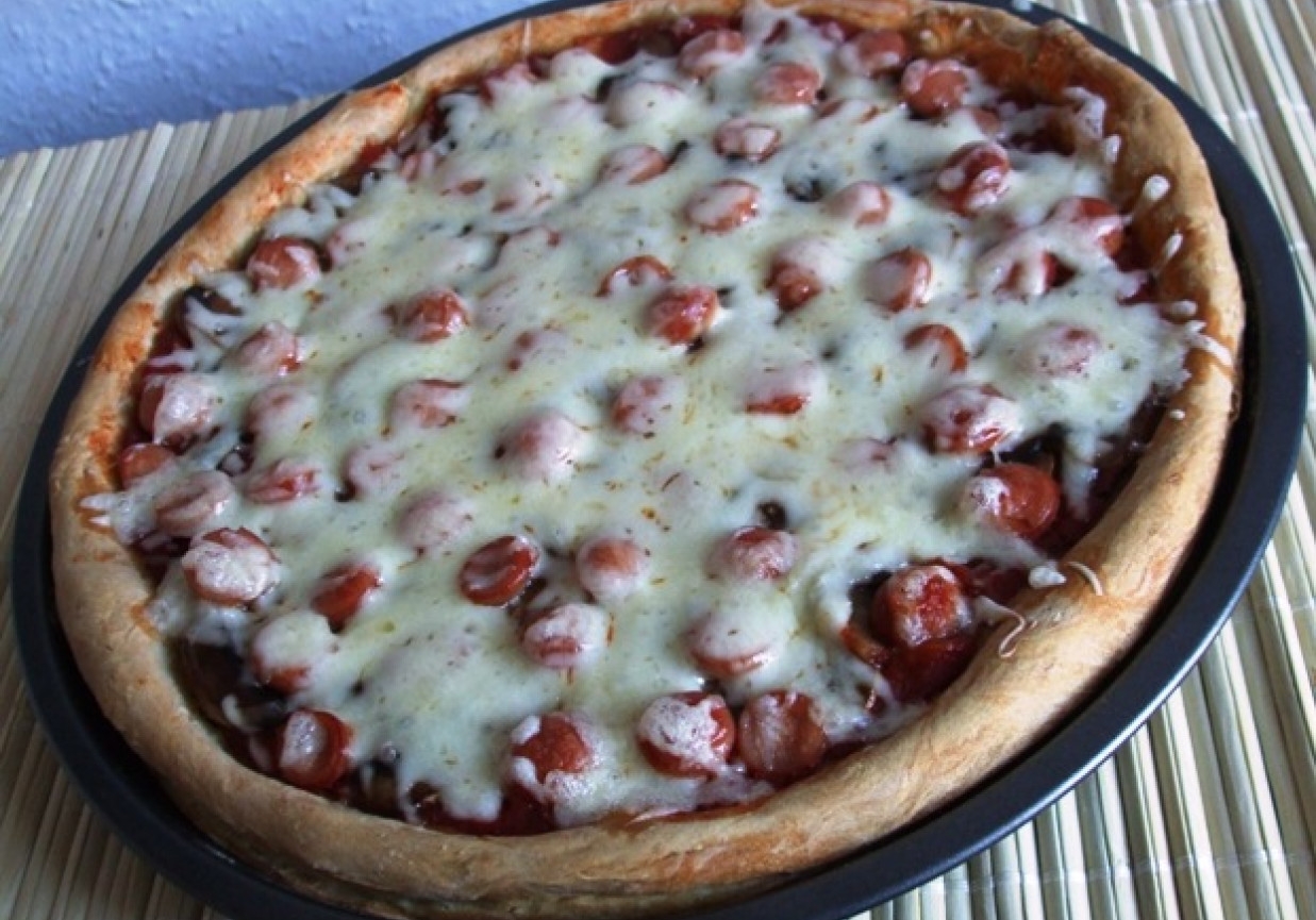 Pizza z pieczarkami i parówkami cielecymi foto