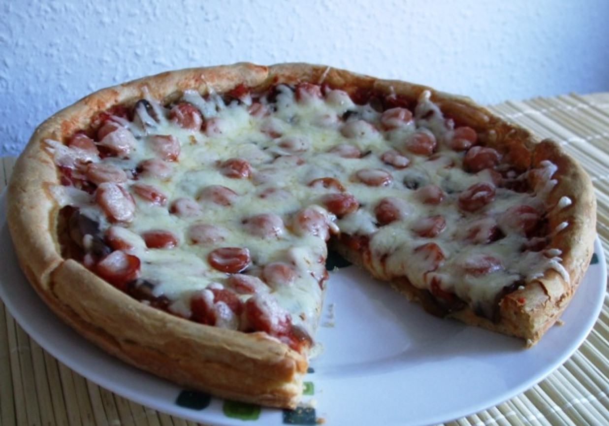 Pizza z pieczarkami i parówkami cielecymi foto