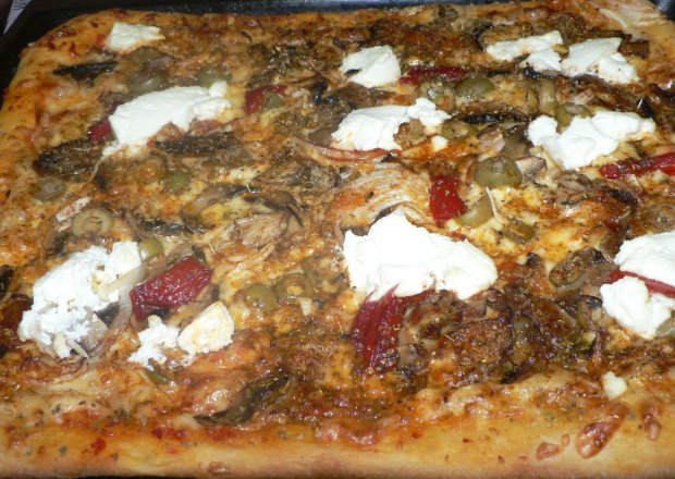 Fotografia przedstawiająca Pizza z pieczarkami i riccottą